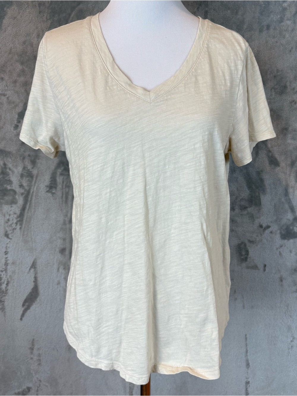 Old Navy Women's V-Neck Short Sleeve Everywhere Tee Cream M